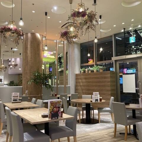 The inside of the store is decorated with dried flowers and ornamental plants, creating a stylish and comfortable space.Table seats that can accommodate the number of people are perfect for a variety of occasions, such as dates and girls' gatherings.