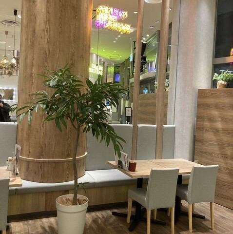 The relaxing interior of the store, filled with the warmth of wood, is perfect for taking a break after shopping! There are sofa seats where you can relax, so customers with children and customers with a lot of luggage can rest assured.