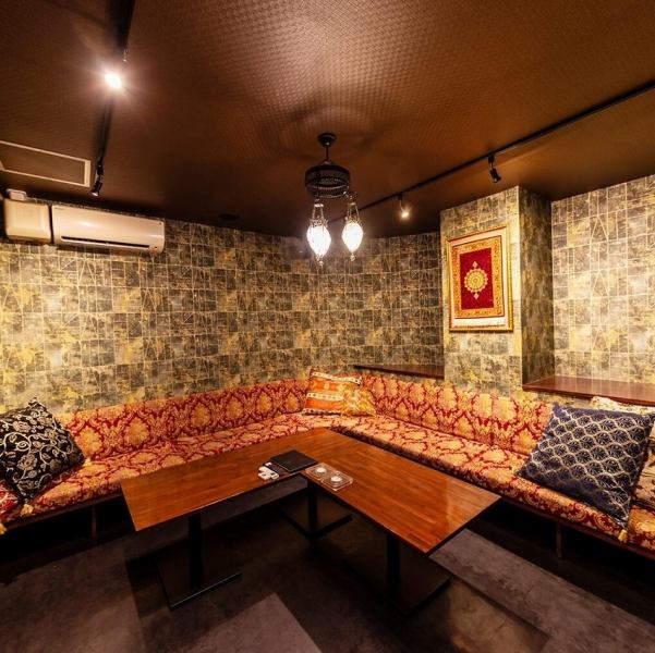 10名様以上が入れる広々個室は大画面モニター付きで動画視聴や音楽再生もでき、大人数にも最適！ラグジュアリーな内装とエキゾチックな装飾が特別感を演出します★快適なクッション、ソファタイプの席で長時間もゆったり過ごせる設計です◎またWi-Fiや電源も完備！ボードゲームも楽しめます♪