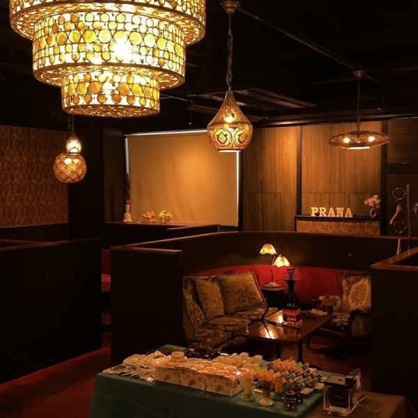 カウンター席ではおひとり様も居心地よく過ごせて安心☆ソファ席はクッションもあり、友人同士やデートでも快適な時間を演出します◎さらにテーブル間の空間を広めに設計することでプライベート感を確保♪ラグジュアリーかつ温かみのある雰囲気で、落ち着けるひとときをお楽みいただけます！