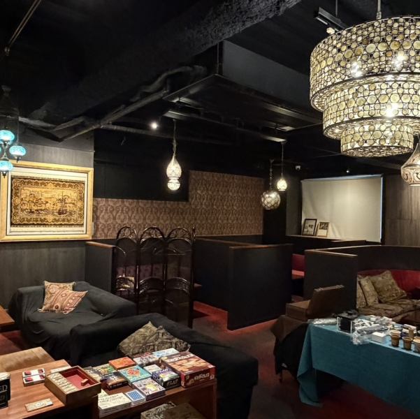 エキゾチックな装飾とラグジュアリーな空間は、非日常感を演出★初心者でも楽しめるボードゲームを多数ご用意し、仲間との時間がもっと楽しくなる工夫が満載です☆Wi-Fi・電源の用意もあり、快適な時間を過ごせるためのサービスも充実しています。深い味わいとくつろぎをもたらすシーシャをお楽しみください。