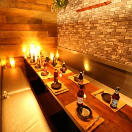 Enjoy the time passing slowly in a private room with a Japanese theme and gently lit by indirect lighting!