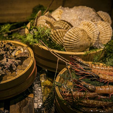 佐賀牛や京紅地鶏の炉端串焼き、新鮮な魚介の炉端焼きが自慢。コースでもアラカルトでもお楽しみください。