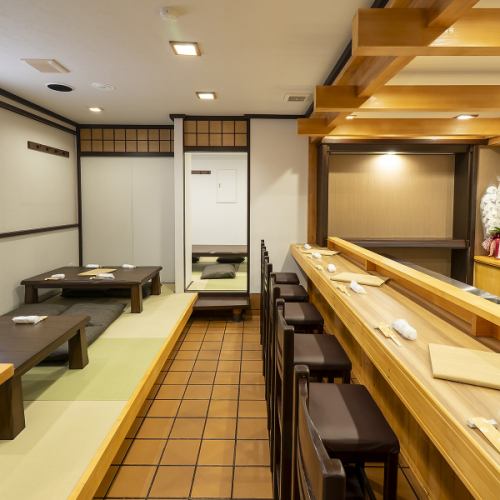 当店のオープンカウンターで職人が目の前で握るお寿司