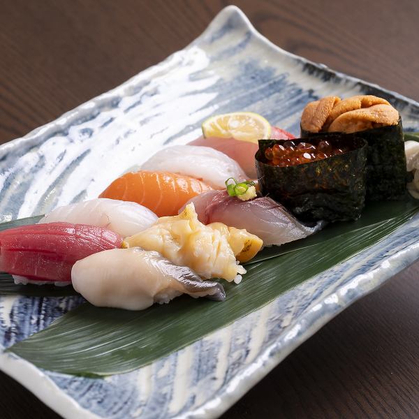 新鮮的食材以鮮豔的色彩呈現。現場製作的「壽司拼盤」：2,500日圓（含稅）～