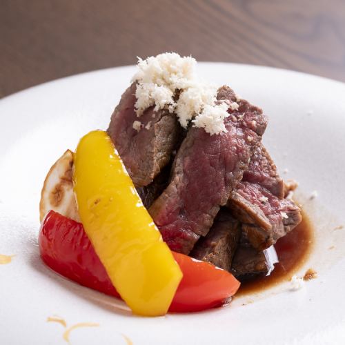 ジューシーで柔らかな肉質は、一口噛むごとに肉本来の旨味が広がる「牛ヒレステーキ」 2000円(税込)～