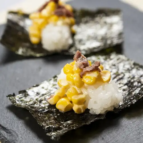北海道コーンと炭焼牛タンのっけ寿司[1カン]