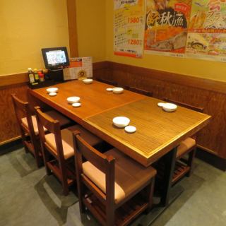 ゆったり寛げるテーブル席は、少人数のワイワイ飲みにも最適☆