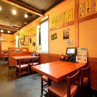 寬敞的餐桌座位，一點也不覺得擁擠！溫暖的木質空間，營造出寧靜的氛圍。