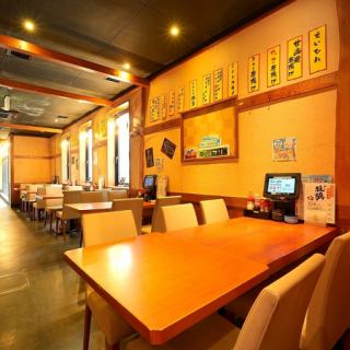 我們寬敞舒適的餐桌座位非常適合想要進行熱鬧聚會的小型團體！