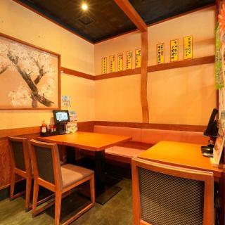 這裡設有可供兩人用餐的桌椅區，非常適合下班後小酌一杯！