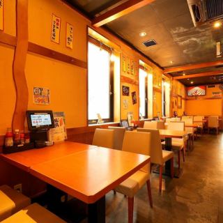 脫鞋有點…我們也為想要就餐的顧客提供桌位。