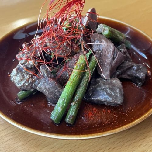 ラム肉とニンニクの芽のスパイスソテー
