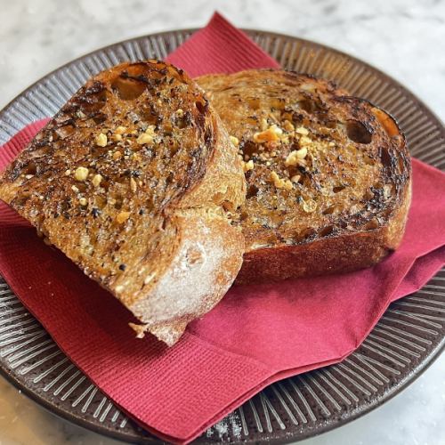 Garlic toast made with specially selected bread
