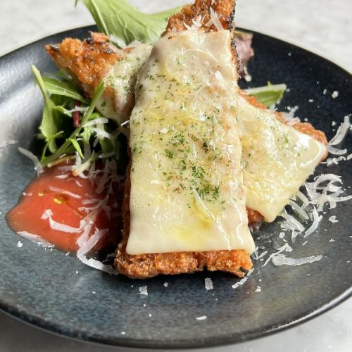 Fried horse mackerel with tomato and cheese