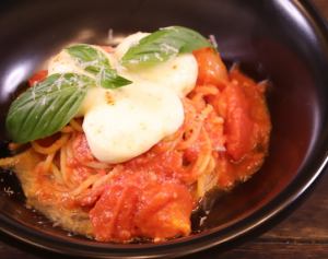 Mozzarella in garlic tomato sauce