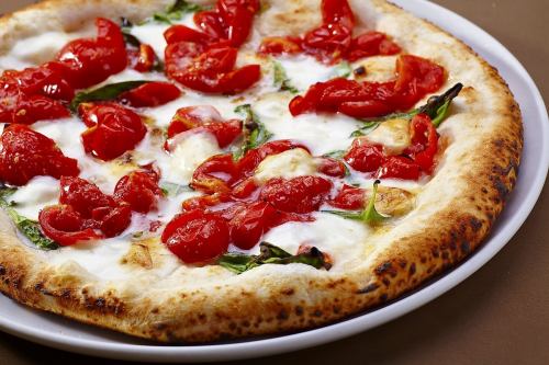 Smoked mozzarella and cherry tomato margherita