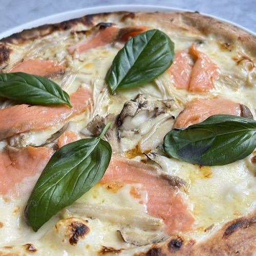 Smoked salmon and mushroom cream pizza