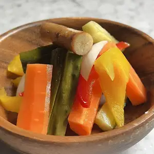 色彩缤纷的自制蔬菜泡菜