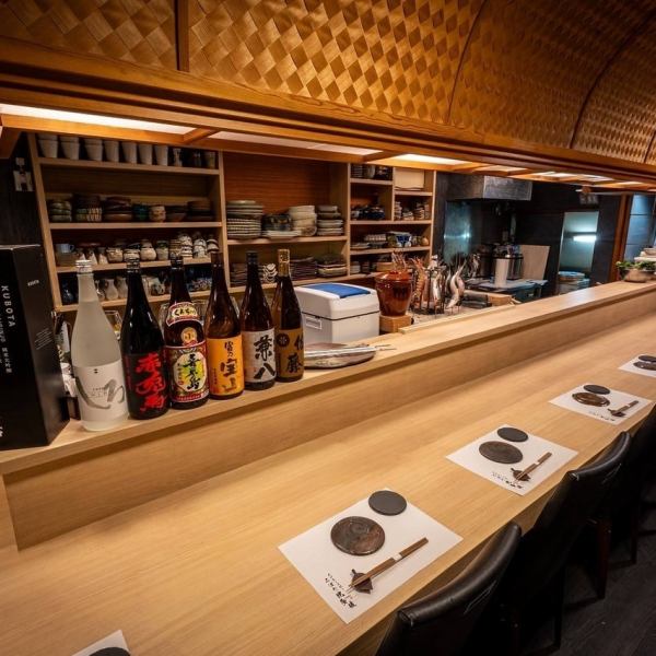 【カウンター席】臨場感あふれるカウンター席!シェフの技を間近に感じるライブ感を満喫◎ワクワクする特別なひとときをお楽しみください。お一人様も大歓迎です。美味しい料理と共に、心温まる時間をお過ごしください♪