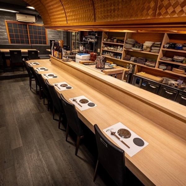 【テーブル席】テーブル席はシーンによって、幅広く利用可能!家族や友人との楽しいひととき、ロマンティックなデートをお楽しみください。シックな空間は日々の喧騒を忘れ、心安らぐ時間をお過ごしいただける特別な場所です♪