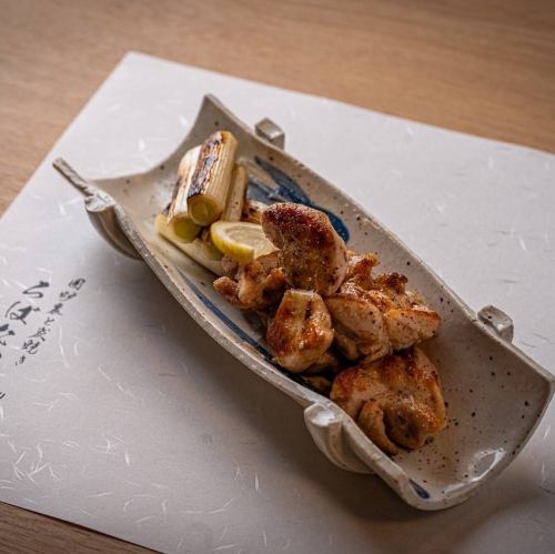 奥三河地鶏のもも焼き 黒胡椒添え