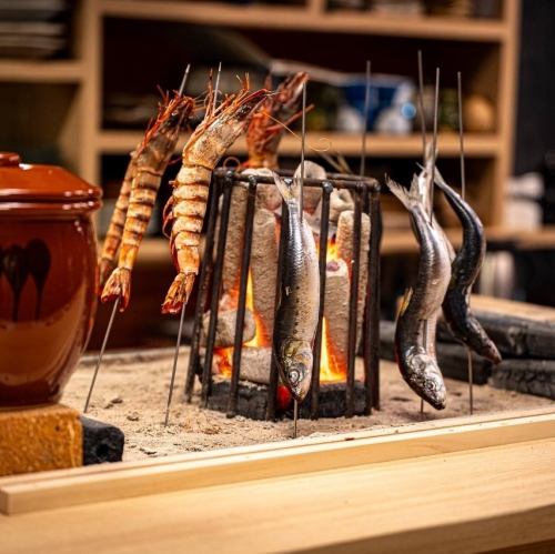 市場直送の新鮮な海鮮を使用した臨場感ある囲炉裏を満喫