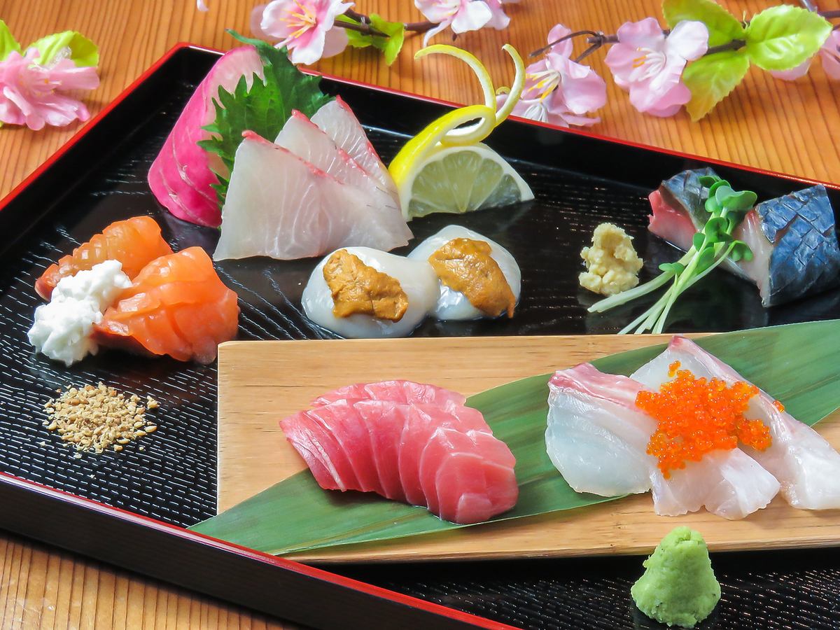 Seasonal fish sashimi goes perfectly with our recommended sake and shochu.