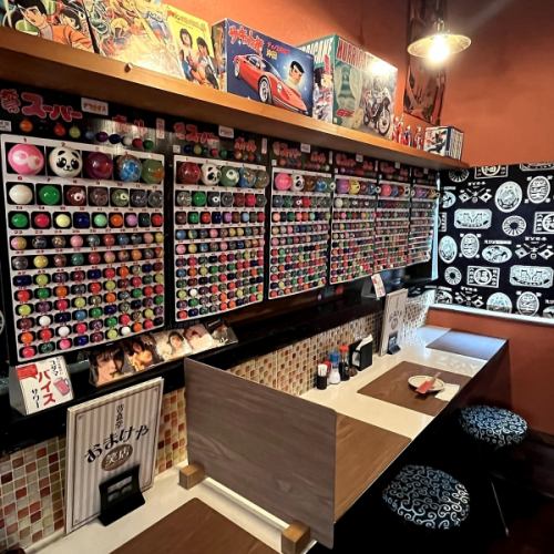 The retro-style counter seats create a nostalgic space that evokes the atmosphere of the Showa era, and the shop is filled with old plastic models, character goods, and other items that evoke that era.You can relax at the counter seats while enjoying the retro atmosphere.