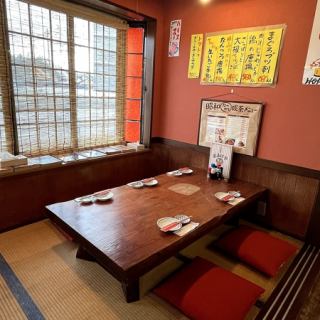 Our Japanese-style seating area offers a relaxing atmosphere where you can enjoy your food and drinks.There are also nostalgic Showa-era magazines placed on the shelves, creating an atmosphere that customers can enjoy.There are also two tatami seating areas for two people.