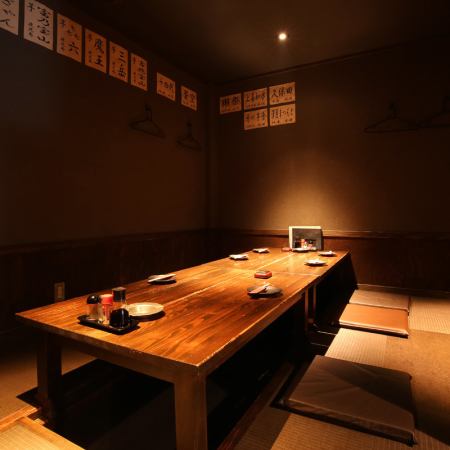 扎希基（Sashiki）座位適合那些想要放鬆身心並享受美食的人。安靜的木紋餐桌椅營造出寧靜的氛圍♪