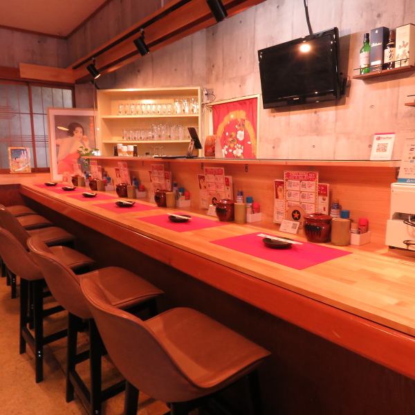 【カウンター席での串カツ体験】当店では、カウンター席6席をご用意しています。目の前で揚げられる串カツを楽しみながら、職人の技を堪能することができます。気軽に入れる雰囲気で、仕事帰りや友人とのちょい飲みに最適です♪ぜひ、カウンターで特別なひとときをお過ごしください！