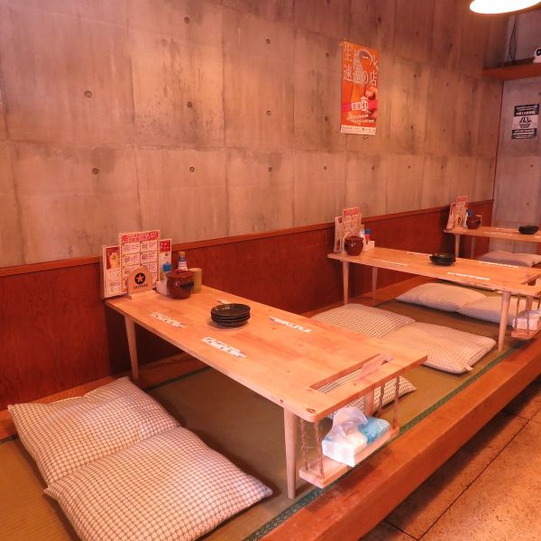 【座敷でゆったり串カツ】当店の座敷席は、4名掛けが3席あり、家族や友人との食事にピッタリです◎落ち着いた雰囲気の中で、リラックスしながら串カツを楽しむことができます。気軽に入れる串カツ屋として、みんなでワイワイと過ごすのに最適なスペースです。ぜひご利用ください！