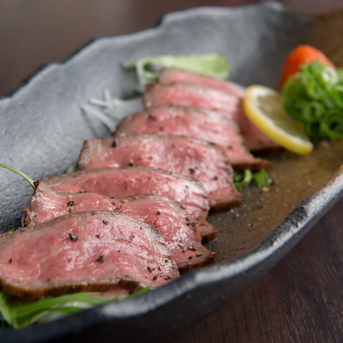 The voluminous roasted beef is very popular ♪ Please accompany your sake!