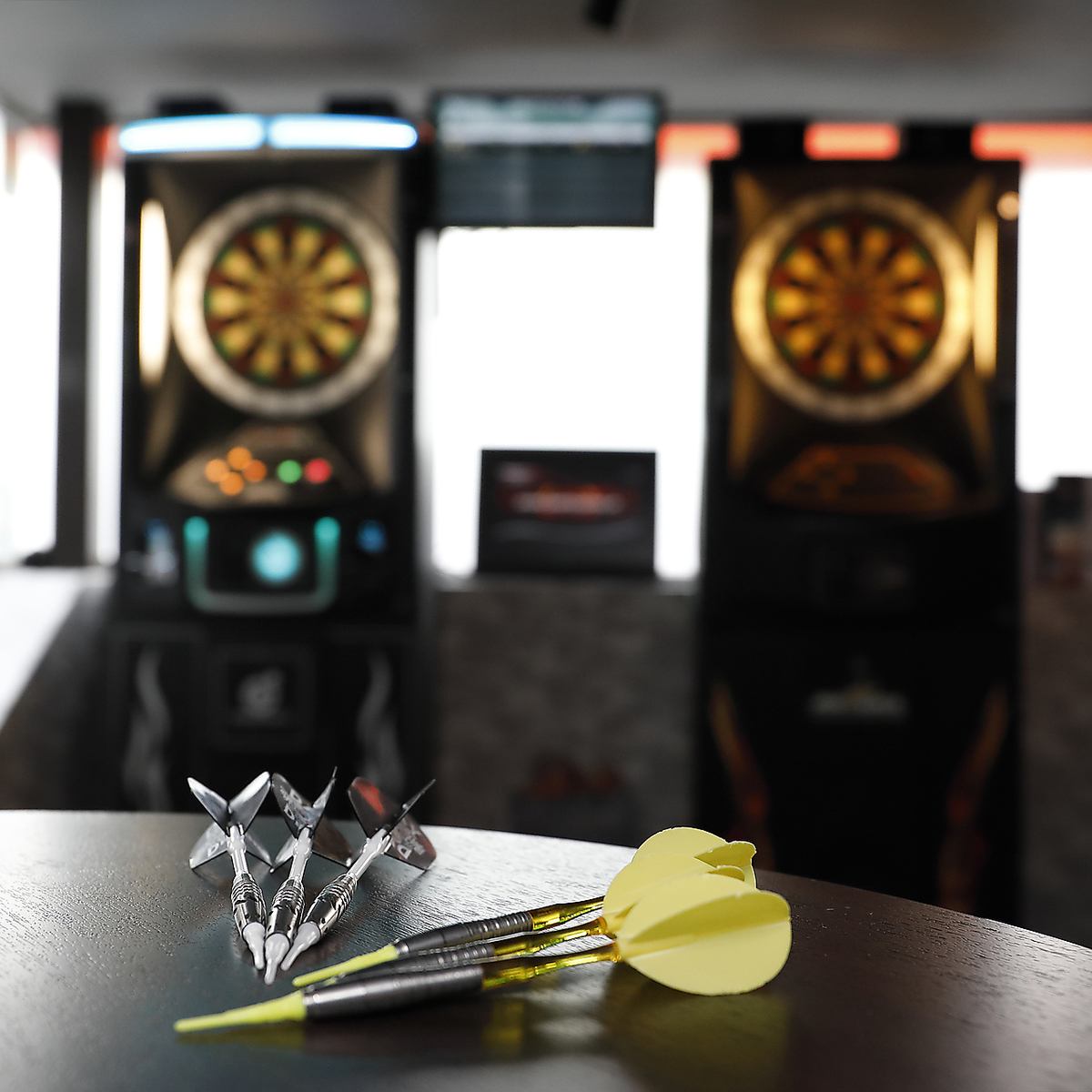 You can enjoy drinks and meals while playing darts on the semi-basement floor!