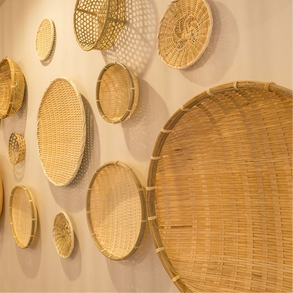 눈에도 시원한 竹笊를 벽에 걸친 자신의 디자인은 따뜻함이 느껴지는 때문에 느긋하게 편안하면서 식사를 즐길 수 있습니다.