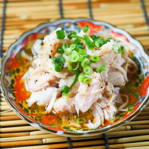 Steamed chicken with fragrant onion sauce