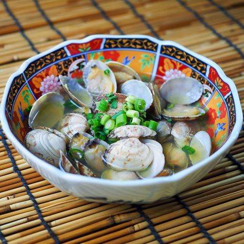 Large clams steamed in sake