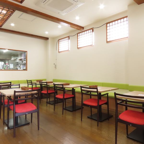 【宴会・貸切◎】当店では3名様掛けのテーブルを2つ、2名様掛けのテーブル席を5つご用意しております！会社仲間とのご宴会や、ご友人同士の飲み会など様々なシーンでご利用いただけます♪全て繋げて16名様でのご利用も可能となっております！貸切も承っておりますので、ご利用の方はお気軽にご相談くださいませ♪