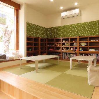 【宴会・貸切◎】当店では3名様掛けのテーブルを2つ、2名様掛けのテーブル席を5つご用意しております！会社仲間とのご宴会や、ご友人同士の飲み会など様々なシーンでご利用いただけます♪全て繋げて16名様でのご利用も可能となっております！貸切も承っておりますので、ご利用の方はお気軽にご相談くださいませ♪