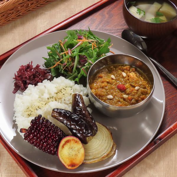 お野菜たっぷり◎ドリンクと一緒にお楽しみください♪【プレート料理】