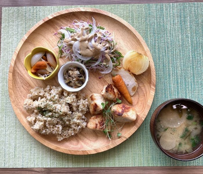 お野菜たっぷり◎ドリンクと一緒にお楽しみください♪【プレート料理】