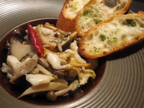章魚和蘑菇用大蒜奶油炒