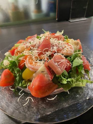 Italian salad with shrimp and prosciutto