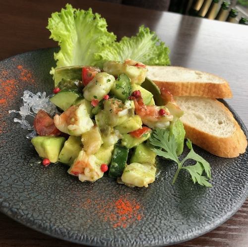 蝦子和酪梨韃靼配冷羅勒醬