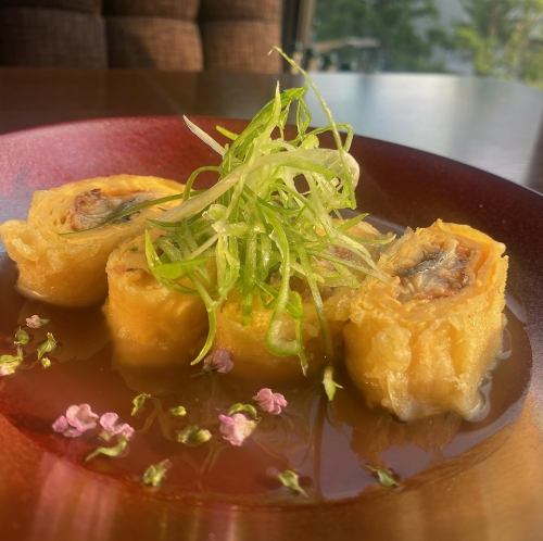 鰻魚天婦羅漂浮在日本高湯中