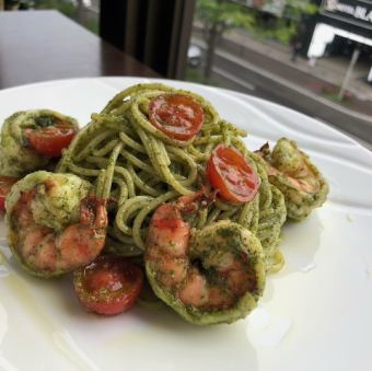 海老とフレッシュトマト、大葉の生パスタ