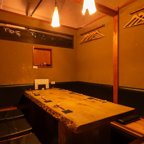 温かな照明と落ち着く木目が店内を包む、リラックスした雰囲気。優しい光と木の温もりが穏やかな空間を造ります。素朴な器の手触りも心地よく、ほっこりとくつろぎのムード。お料理は、地元契約農家のお米や野菜を使用したお料理を丁寧に調理。お酒もこだわりのものを揃えました。地元の味をゆっくりとお楽しみください。