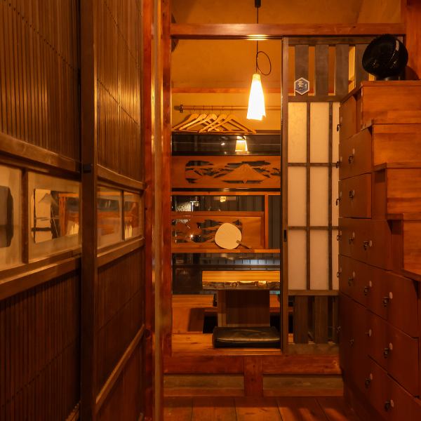 繁華街にひっそり佇む隠れ家居酒屋。掘りごたつ個室からカウンターまでご用意しております。4名様から7名様までの宴会はもちろん、お一人様でも寛げる空間。温かな内装、なじみ深い素材の料理で繁華街にありながらも穏やかな時間をお過ごしいただけます。厳選された食材とお酒でほっと一息つけるご宴会を。