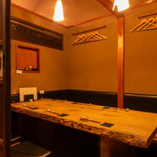 【掘りごたつ5名個室 】ご友人やご親族、会社帰りの飲み会などにピッタリの5名個室。個室でのご用意なので足をのばしてリラックスできます。備前黒毛和牛のタタキや角煮、油淋ソースのからあげなど、おなかも満足する旨い肉メニューを豊富にご用意。もちろんビールやハイボールもございます。楽しいご宴会にご利用ください